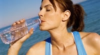 mulher bebendo agua - Como Preservar a Voz Durante as Aulas - Saúde