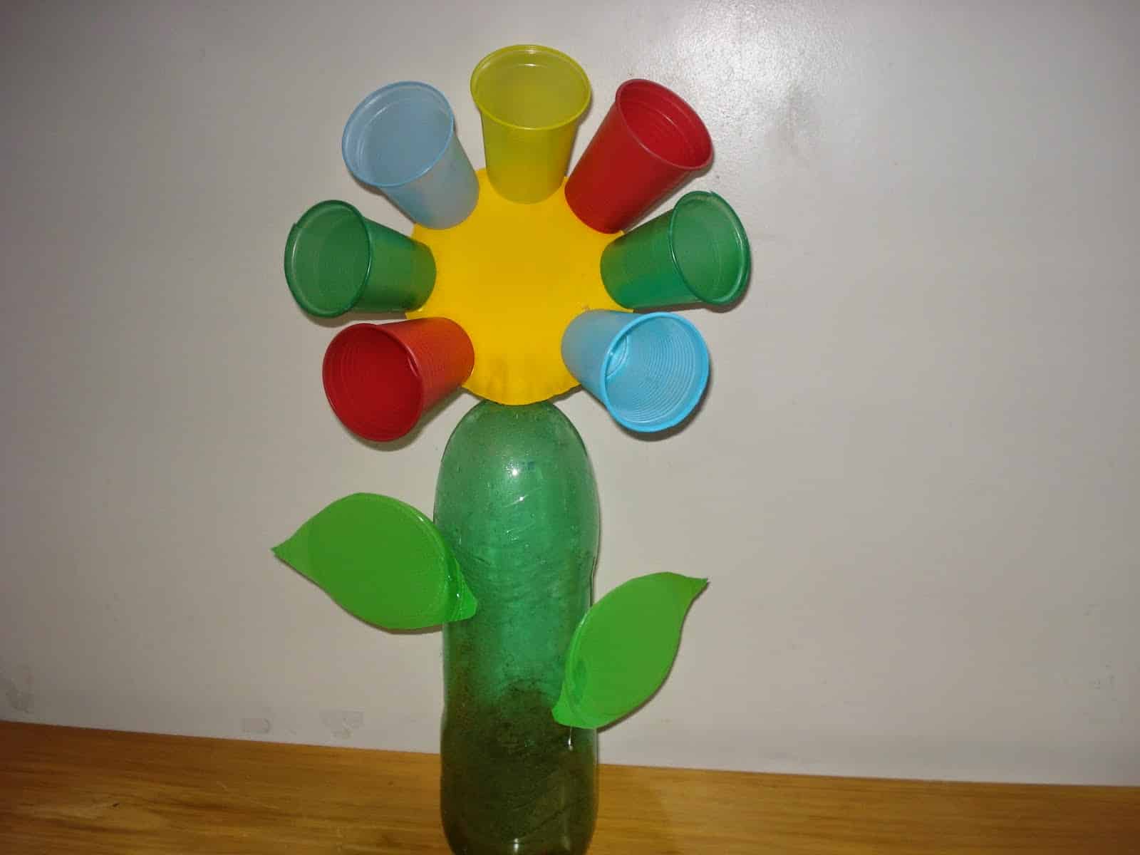 florcopodescartável1 1 - Flor com copo, pratinho e garrafa pet para a primavera