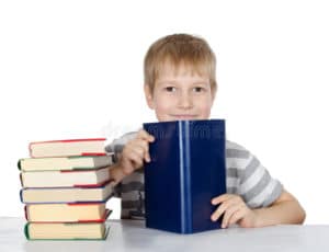 мальчик читает книгу 22802479 300x230 - Projeto envolvendo moradias e incentivando a leitura