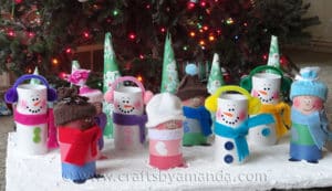 cardboard tube children snowmen 300x173 - Como fazer um boneco de neve reciclável
