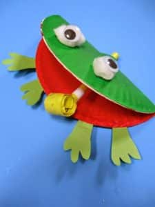 f is for frog craft slideshowmainimage 225x300 - Maternal: Sapinho com material reciclável