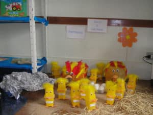 p infantil2 04 300x225 - Ideias para fazer uma galinha com material reciclável