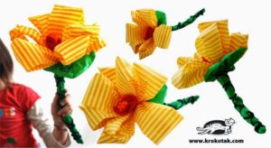 20 300x164 - Aprenda a fazer uma Flor de papel - Passo a passo