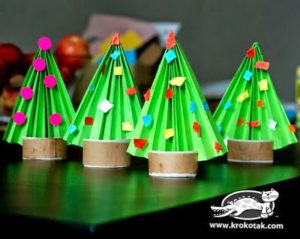 mini arvore 300x239 - Como fazer uma Árvore de Natal com Rolos de Papel