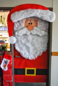 porta natal 4 201x300 - Natal: Ideias para decorar a porta da sala de aula