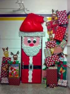 porta natal 5 225x300 - Natal: Ideias para decorar a porta da sala de aula