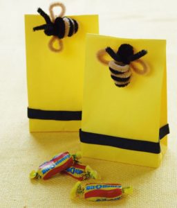 blog thecelebrationshoppe com 256x300 - Lembrancinha de guloseimas de abelha